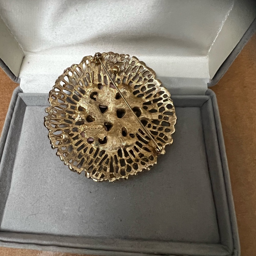 Elegant Gold and Pink Brooch with Green Accents by Sarah Coventry - Picture 5 of 12